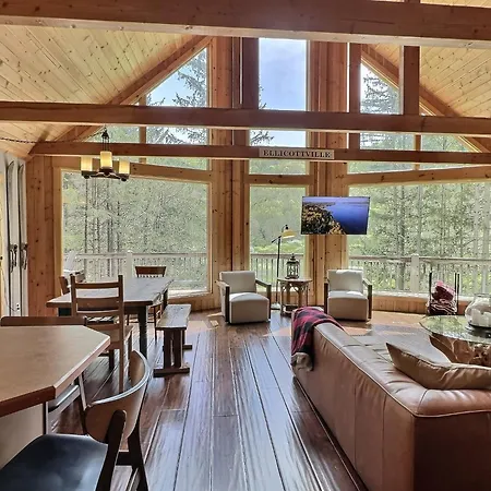 Hot Tub & Fire Pit~The Pines Chalet